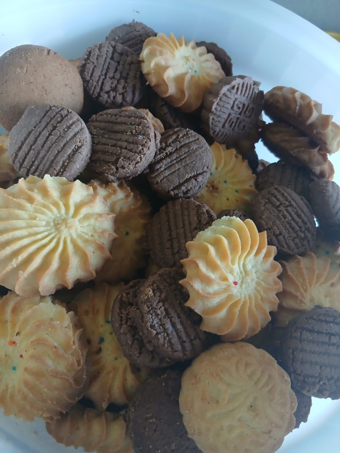 Chocolate & vanilla biscuits